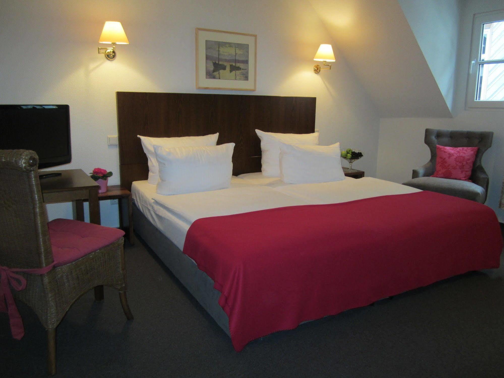 Hotel Lindenwirt ฮูเดสไฮม์ แอม ไฮน์ ภายนอก รูปภาพ